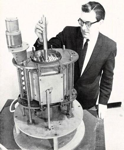 Il generatore SNAP 2 - Un tecnico della General Atomics costruttrice dell'apparato, mostra un elemento del reattore costituito da una miscela di Uranio 235 e di Idruro di Zirconio, luglio - agosto 1961, anno IX, n. 4, p. 68