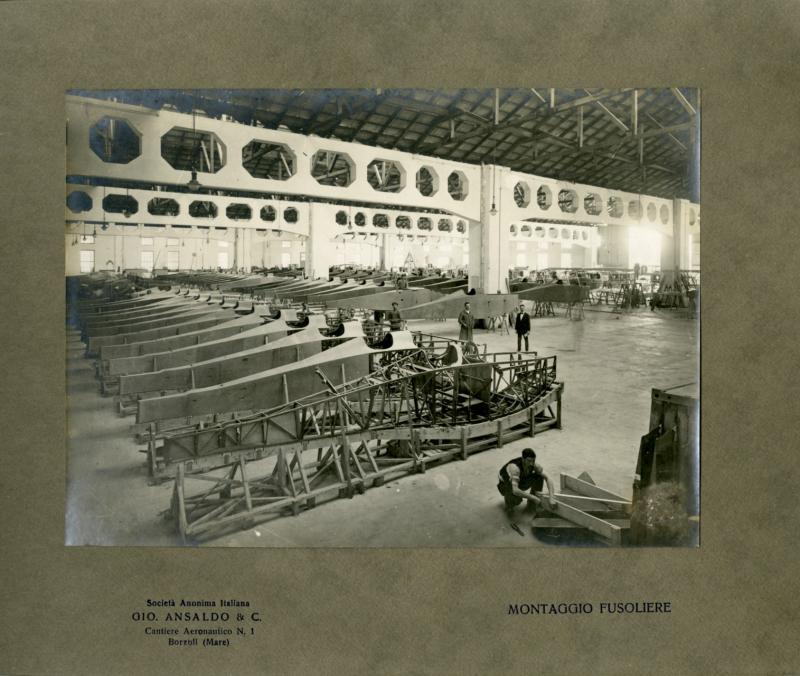 Montaggio fusoliere nei Cantieri aeronautici Ansaldo n. 1 di Borzoli (mare)
