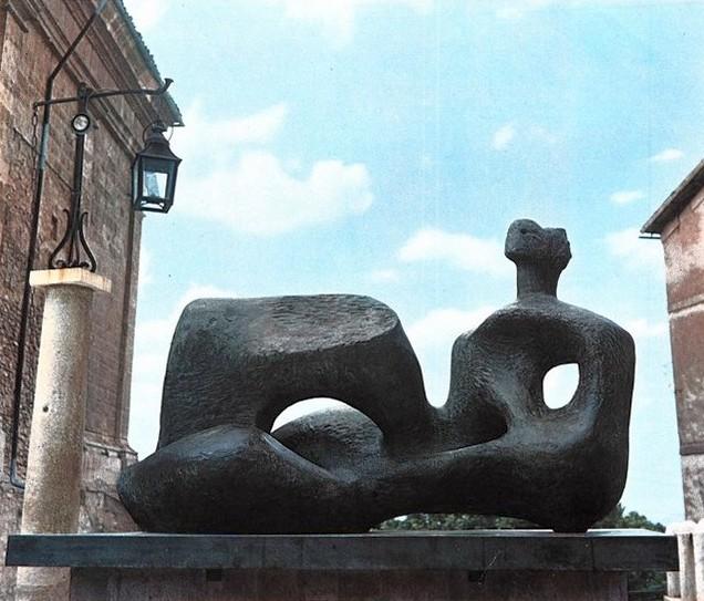 Henry Moore "Reclining figure" (1957),  luglio - agosto 1962, anno X, n. 4, p. 48