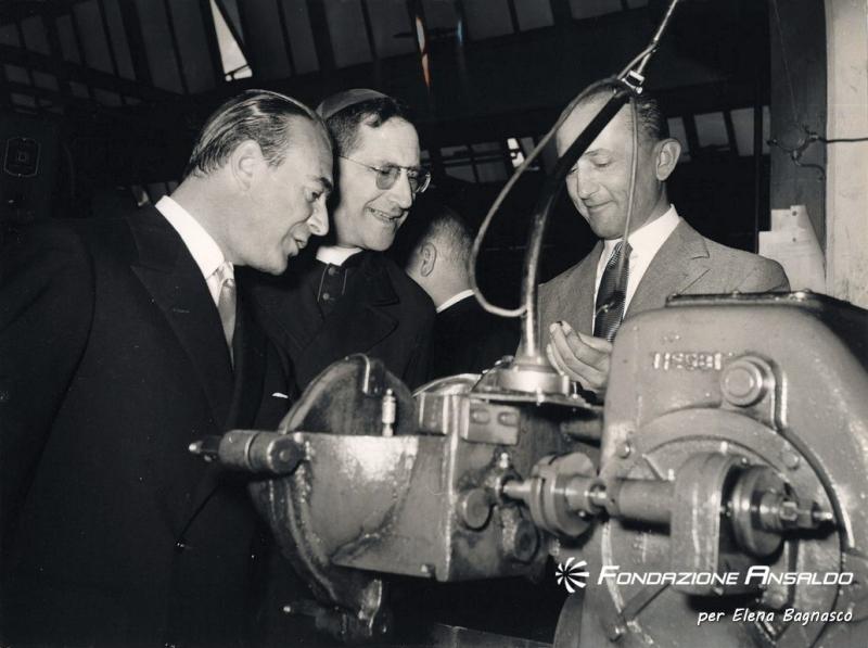 Motoguzzi - visita dell'arcivescovo Giuseppe Siri