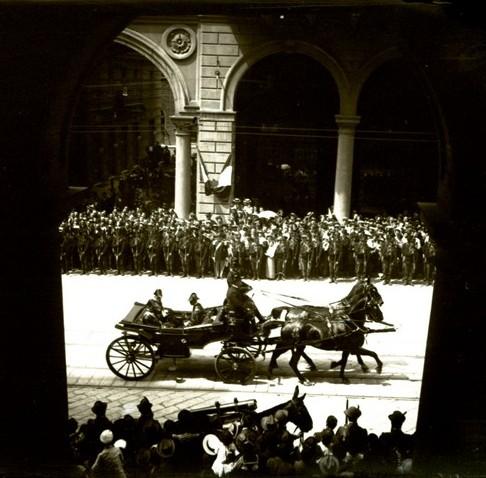 Arrivo dei sovrani. Carrozza autorità (taglio)