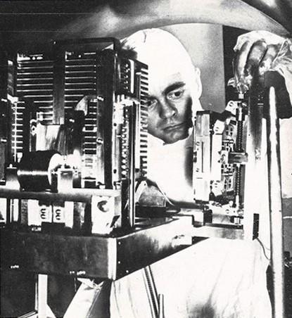 Un nuovo tipo di memoria detta criogenica realizzato dalla IBM è costituito da sottili strati cristallini mantenuti a temperatura prossima allo zero assoluto (-273°), novembre - dicembre 1961, anno IX, n. 6, p. 59
