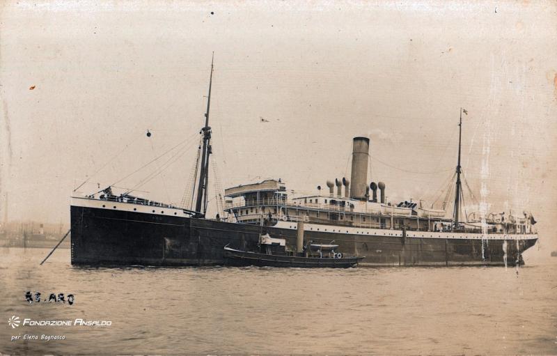 La nave Aro alla fonda con pilotina affiancata