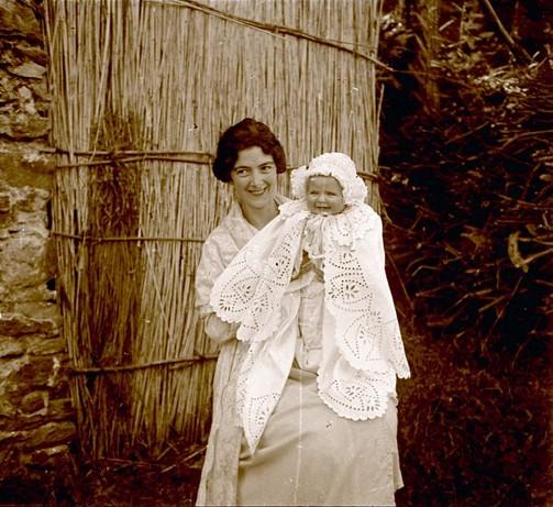 Ritratto di Olga Franzoni con bambino (taglio)