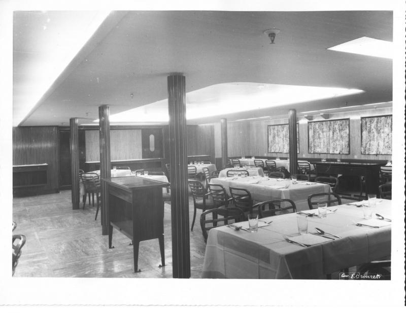 Sicilia - Sala da pranzo imbandita con credenza portavivande