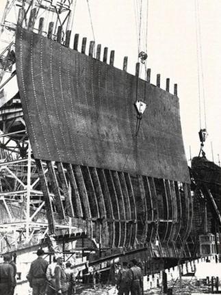 L'impostazione di una moderna corvetta nel cantiere della Navalmeccanica di Castellammare di Stabia nel 1954 - p. 68