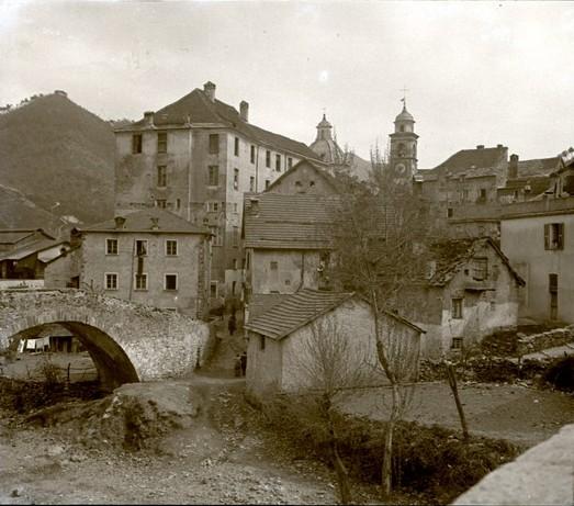 Rossiglione. Ponte vecchio e chiesa (taglio)