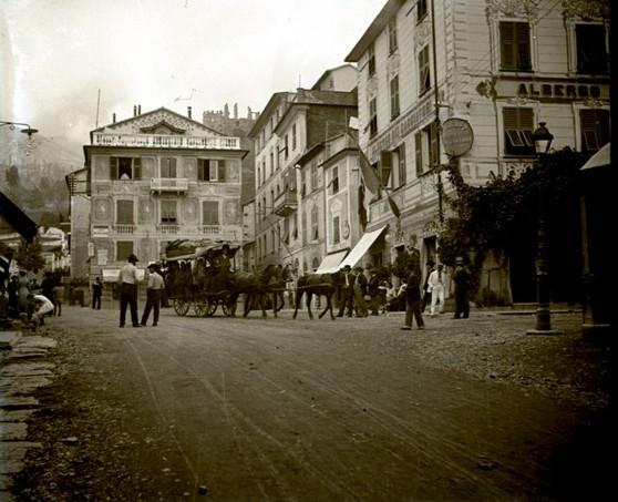 Torriglia. Piazza principale e arrivo corriera (taglio)