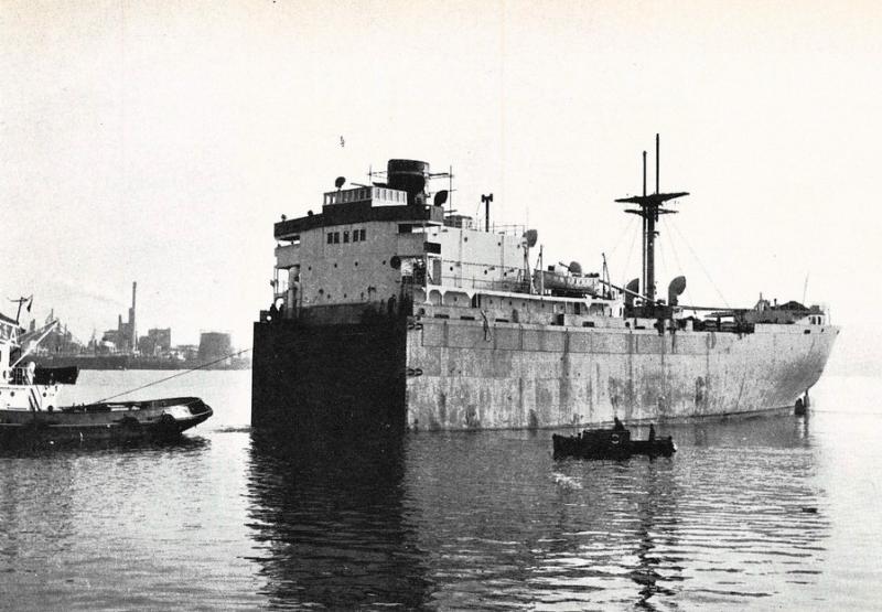 La parte poppiera della nave tipo "Liberty" viene rimorchiata in bacino per la saldatura con la parte prodiera già allungata, settembre - ottobre 1960, anno VIII, n. 5, p. 27
