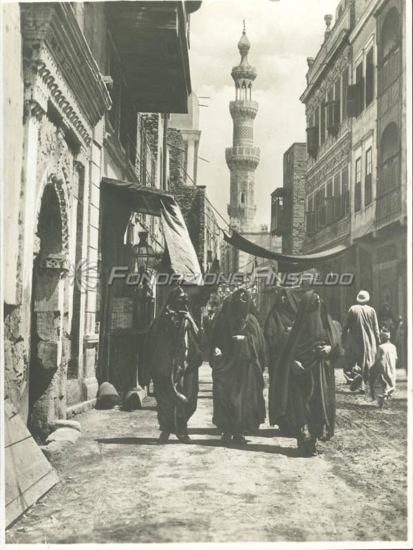 Una strada nella città vecchia del Cairo