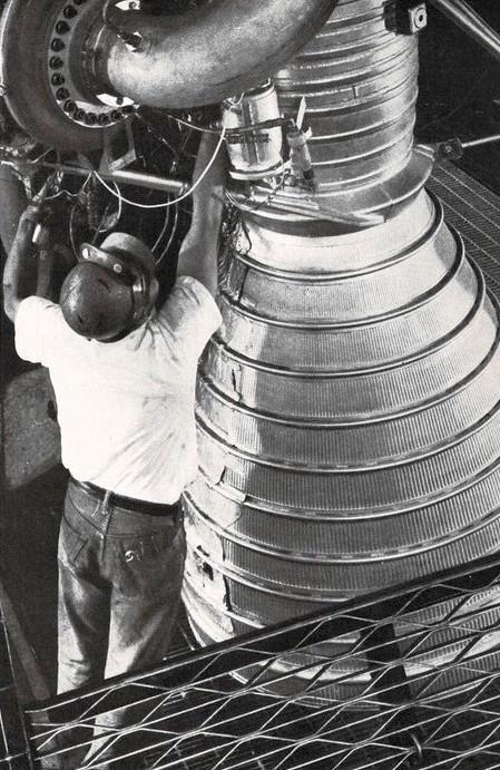 Il motore a razzo H-1 della North American Aviation della potenza di 85.000 kg di spinta, luglio - agosto 1959, anno VII, n. 4, p. 11