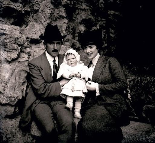 Olga Franzoni e Alfredo Gianelli con bambino (taglio)