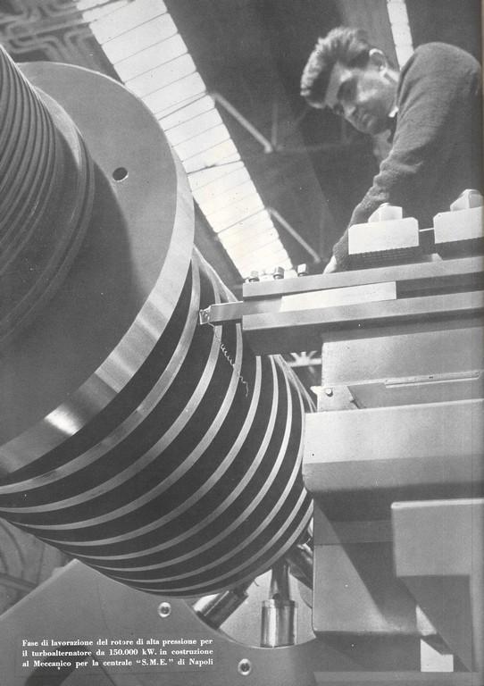 Quarta di copertina- Fase di lavorazione del rotore di alta pressione per il turboalternatore da 150.000 k. in costruzione al Meccanico per la centrale S.M.E di Napoli