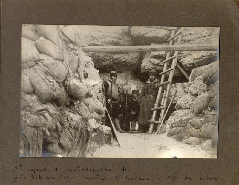 Nel cofano di controscarpa del forte Kikuan Nord mentre si scavano i pozzi da mine