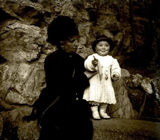 Rita Manara con bambino (taglio)