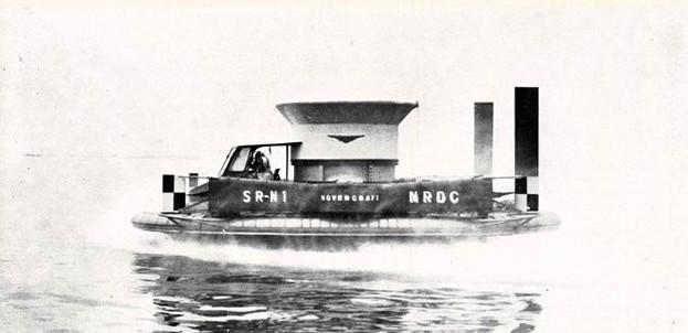 Il prototipo di hovercraft, battezzato SR-N1 in navigazione sul mare sostenuto dal "cuscino atmosferico", marzo - aprile 1961, anno IX, n. 2, p. 24