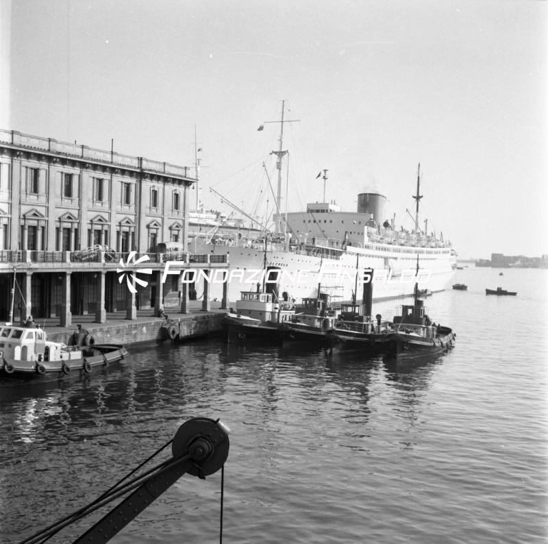 Constitution (t/n) - porto di Genova