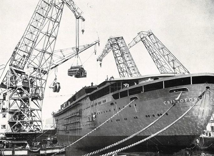 Imbarco sulla t/n Cristoforo Colombo di parti dell'apparato motore presso i Cantieri Ansaldo di Sestri Ponente,  gennaio 1954, anno II, n. 1 - p. 40