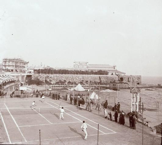 Bagni Lido. Partita a tennis (taglio)