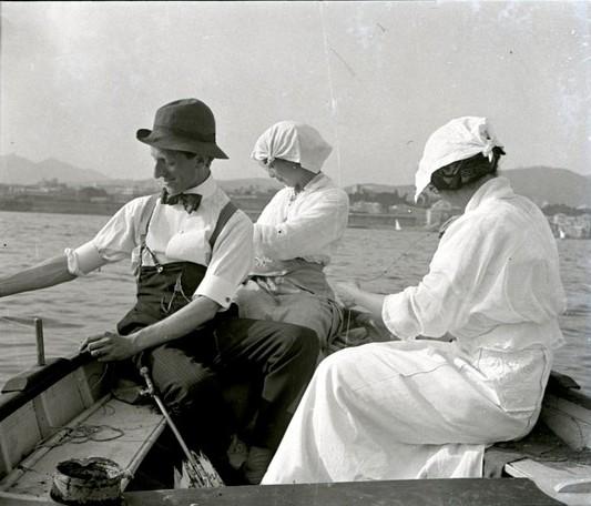 Pesca con la lenza in barca (taglio)