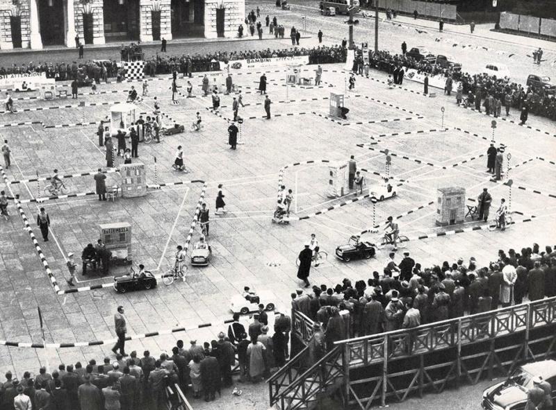 Giornata conclusiva a Genova in Piazza della Vittoria di un corso di educazione stradale, marzo - aprile 1958, anno VI, n. 2, p. 37