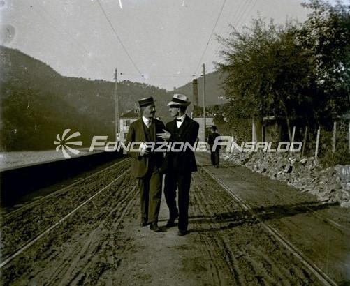 Aspettando il tram (taglio)