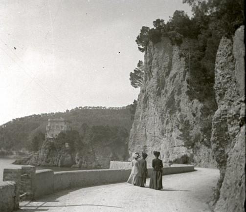 Via a Portofino. Strada tagliata nella roccia (taglio)