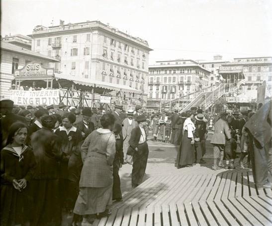 Festival in piazza del Popolo. Montagne russe (taglio)