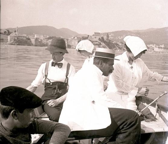 Pesca con la lenza in barca (taglio)