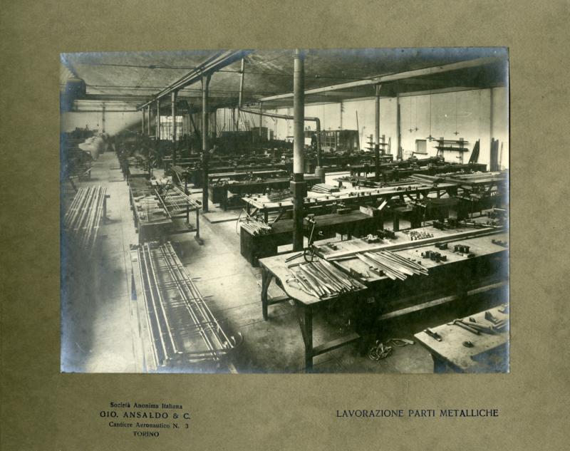 Lavorazione parti metalliche nei Cantieri aeronautici Ansaldo n. 3 di Torino