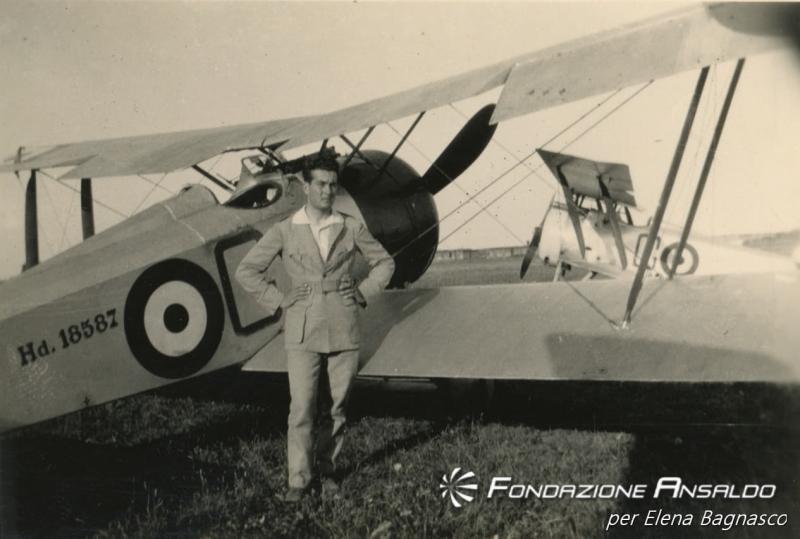 Giorgio Parodi pilota vicino a un aereo