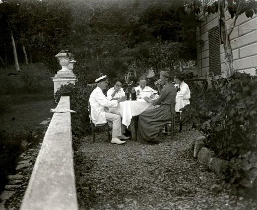 Pranzo di famiglia in giardino (taglio)
