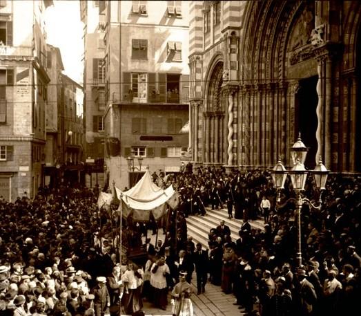 Cattedrale di San Lorenzo. Processione religiosa (taglio)