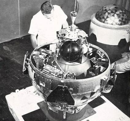 L'interno del veicolo lunare lanciato dall'Atlas-Albe. Al centro il serbatoio di propellente (idrazina), maggio - giugno 1961, anno IX, n. 3, p. 57