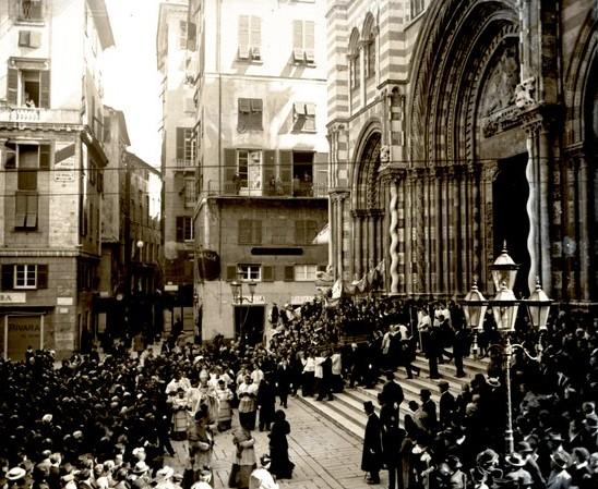Cattedrale di San Lorenzo. Processione religiosa (taglio)