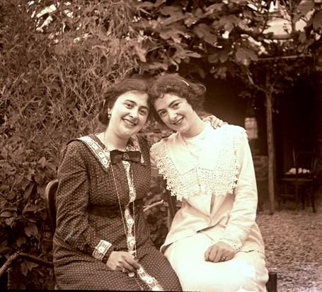 Ritratto di Lina e Olga in giardino a Serino (taglio)