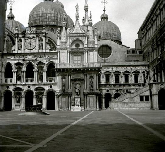 Cortile di Palazzo Ducale (taglio)