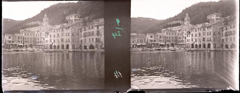 Porto di Portofino. Il centro del paese. I portici - ore 7 di sera (originale)