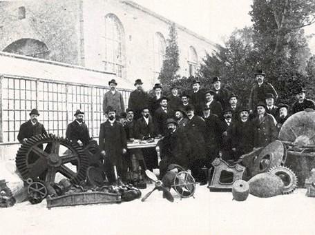 Impiegati, tecnici e capi d'arte della Fabbrica Macchine S. Andrea nel 1899, luglio - agosto 1956, anno IV, n. 4 - p. 43