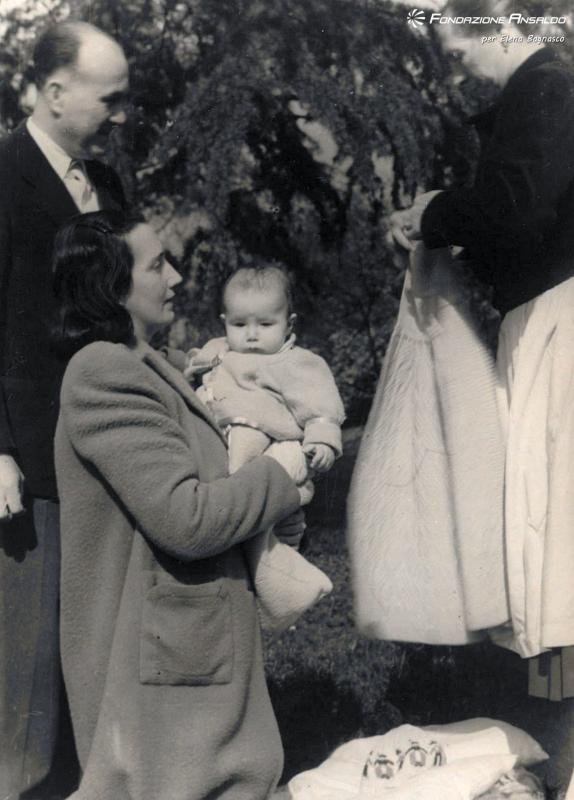 Famiglia Parodi - Giorgio con Elena, il piccolo Roberto e la tata "Baba Letizia"
