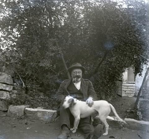 Si direbbe che Zar non abbia soltanto paura dei fucili ma anche dei fotografi (taglio)
