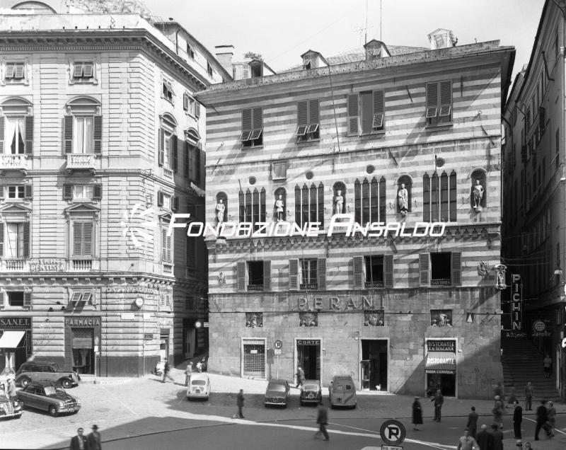 Genova - piazza delle Fontane Marose