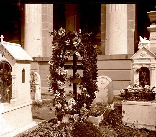 Tomba di Elvira Amadeo in Laverneda (taglio)