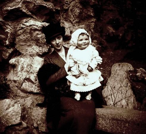 Olga Franzoni con bambino (taglio)