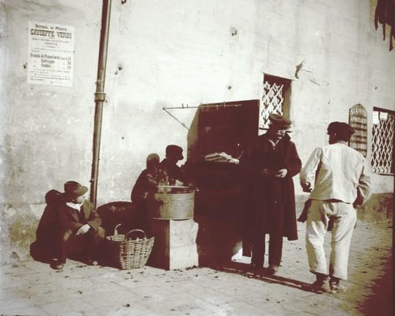 Via G. T. Invrea. Giornalaio (taglio)