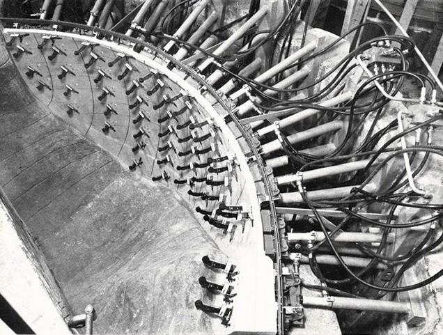 Modello (scala 1:90) della diga Meduna vista del paramento di valle con estensimetri meccanici durante la sperimentazione, novembre - dicembre 1961, anno IX, n. 6, p. 64