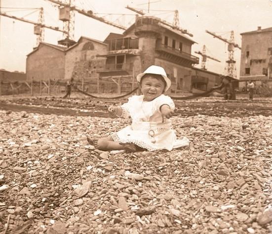 Enrico Chierici sulla spiaggia della Foce (taglio)