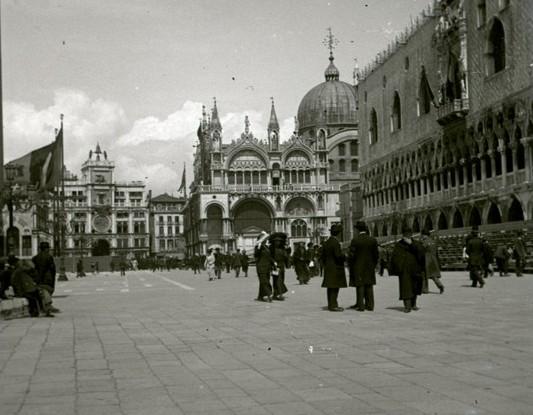 Piazzetta e Torre dell'Orologio (taglio)
