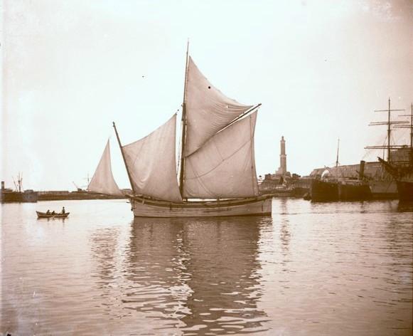Porto. Barca a vela e Lanterna (taglio)