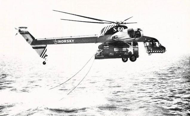 L'elicottero Sikorsky S-60 battezzato "gru volante" durante un volo di prova, settembre - ottobre 1962, anno X, n. 5, p. 67